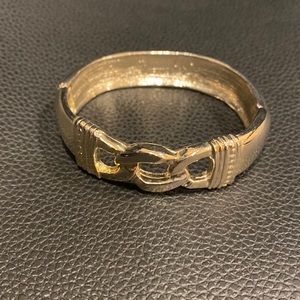 Vintage silver toned hinged bracelet with chain-link design